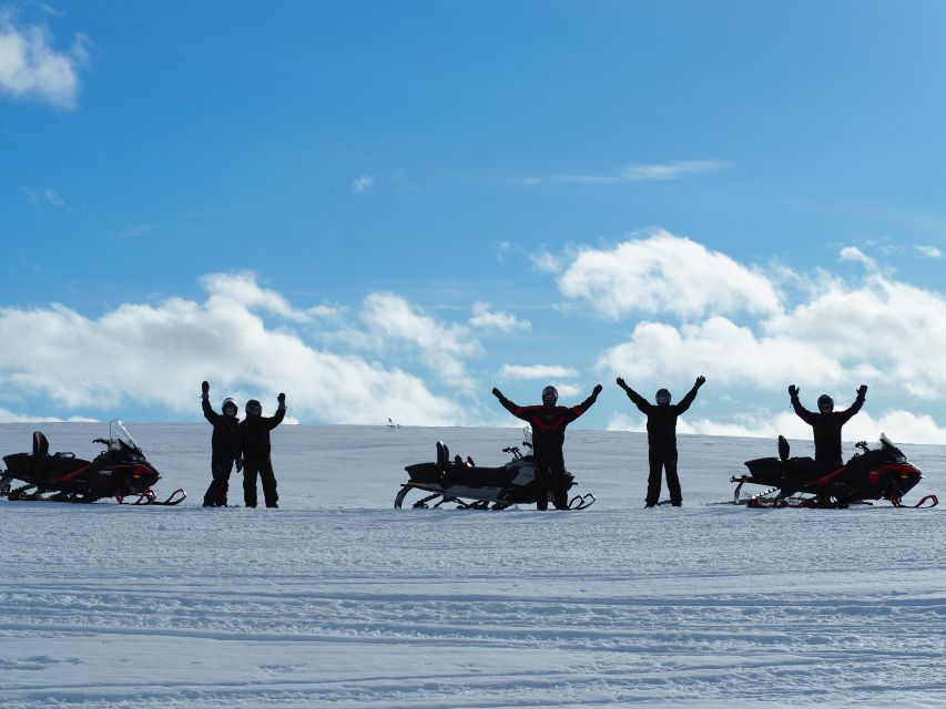 Alta: Guided Snowmobile Safari on Finnmarksvidda With Snacks - The mountain cabin pause