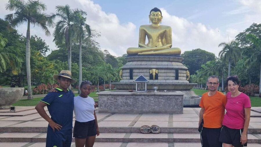 Colombo: Sightseeing Tour by Tuk Tuk Safari - All Inclusive - Independence Square and tea make a calmer finish