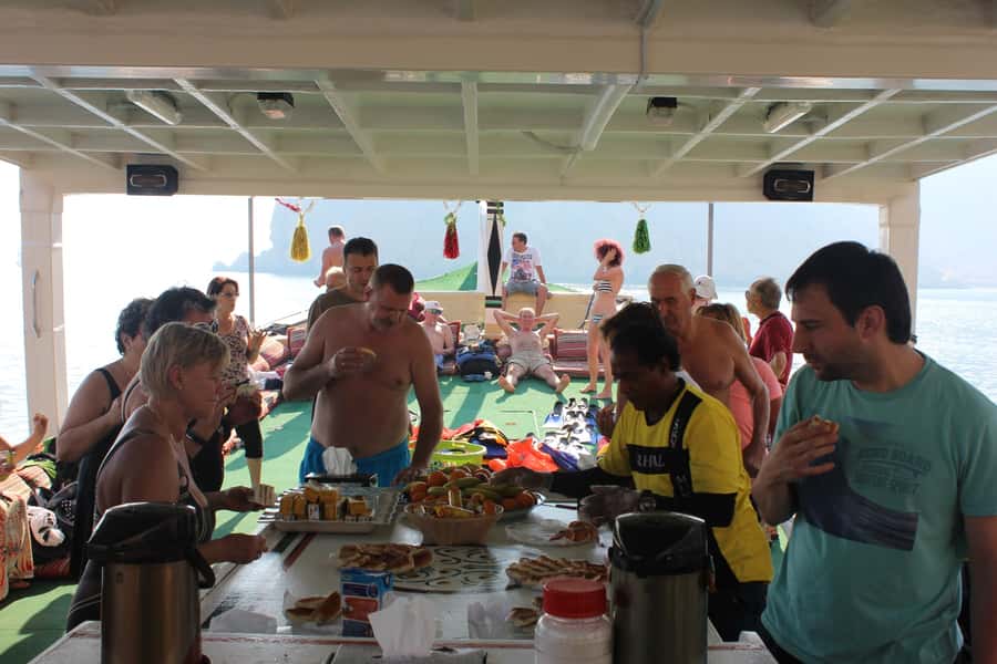 Dubai: Full-Day Sea Safari to Musandam - Lunch on cushions with the sea around you