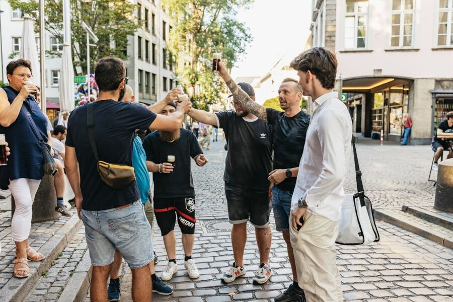 Düsseldorf: Altbier-Safari Beer Walking Tour - Guides, languages, and group atmosphere