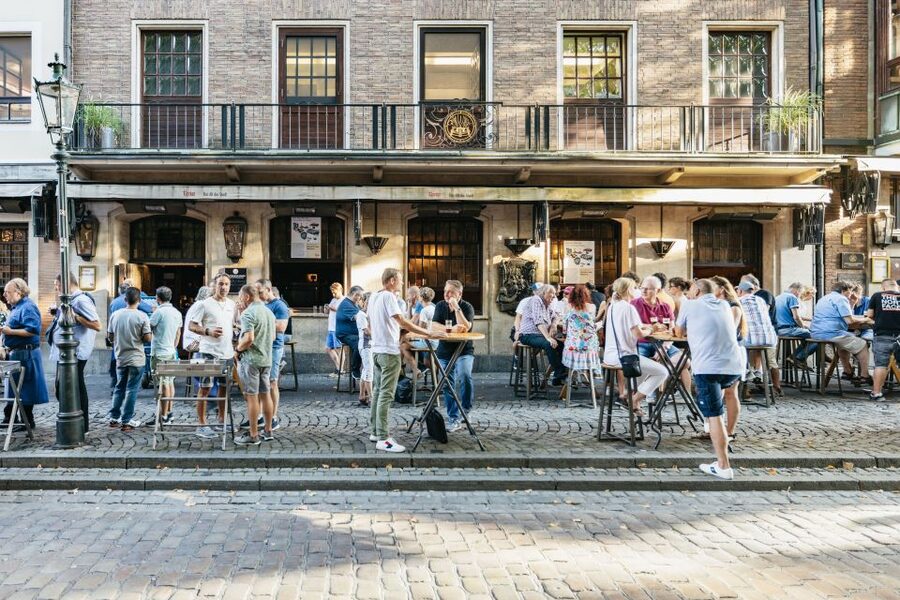 Düsseldorf: Altbier-Safari Beer Walking Tour - Starting at Burgplatz and entering the Old Town