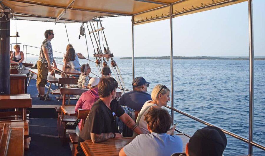 Fazana: Dolphin Finder in Brijuni islands Safari with Dinner - Cruising toward the Brijuni National Park islands