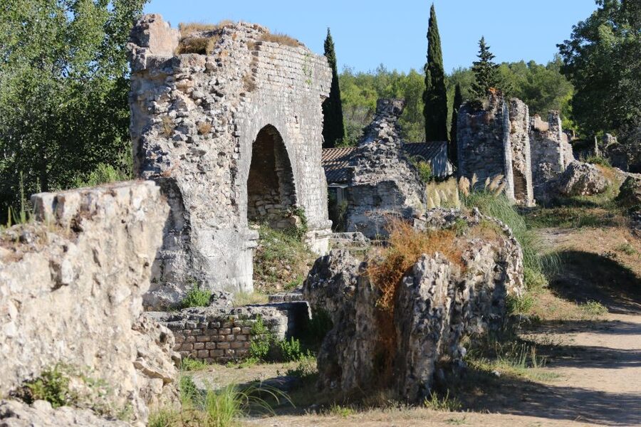 From Arles: Alpilles Regional Park Provence 4x4 Safari - Thirty minutes at Les Baux de Provence