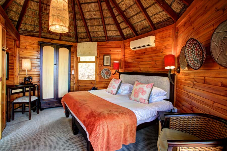 From Cape Town: 2-Day Safari at Garden Route Game Lodge - Dinner, the chalet, and the early morning drive