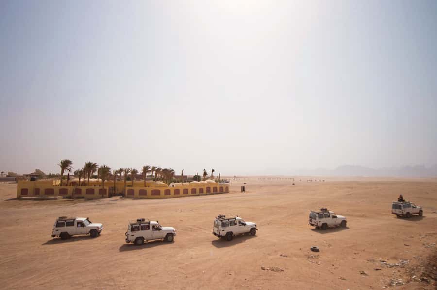 Hurghada: 6-Hour Jeep Desert Safari, Dinner, and Show - Sahara Park show and traditional entertainment