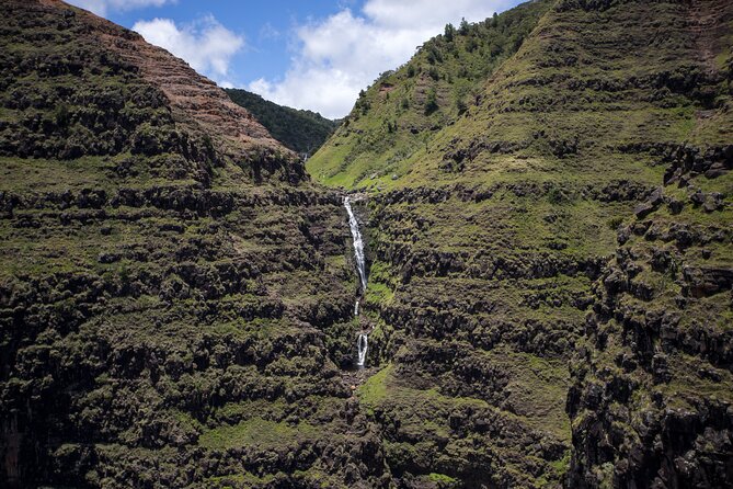 Kauai Deluxe Waterfall Safari: Helicopter Tour - The cabin, views, and photography