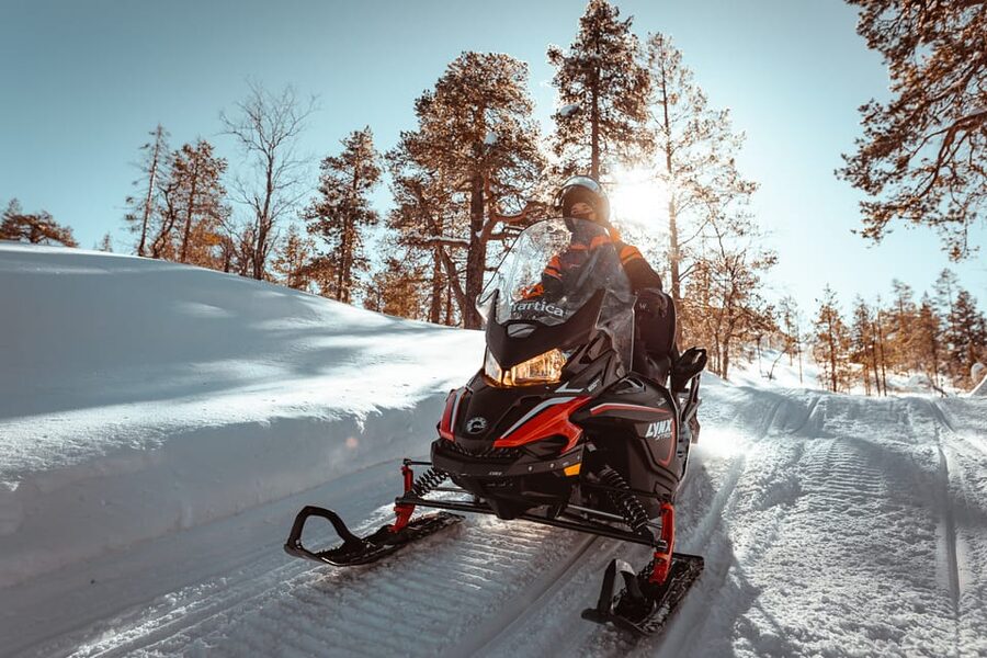 Levi: Easy Snowmobile Safari into the Nature - The midway stop for hot drinks and cookies