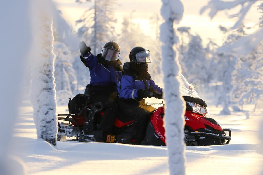 Levi: Easy Snowmobile Safari into the Nature - Learning to drive a snowmobile