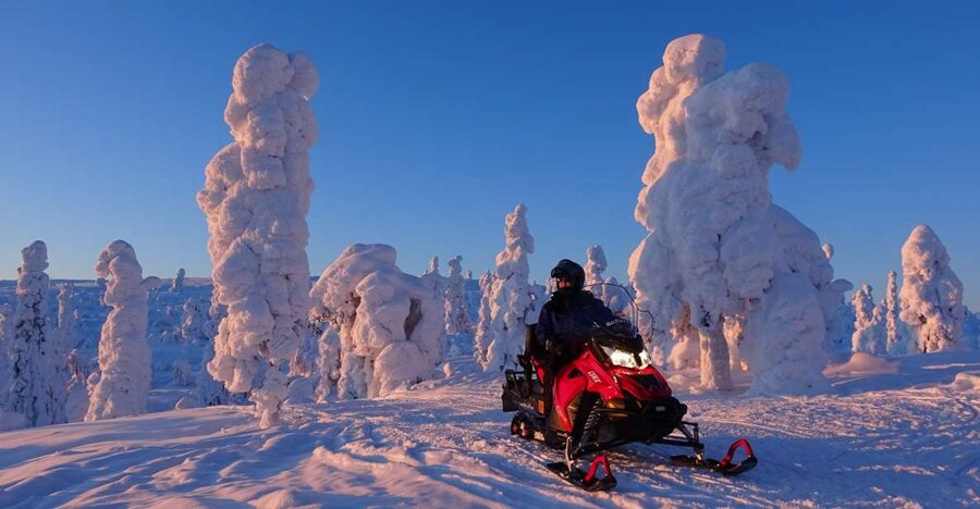 Levi: Evening Snowmobile Safari - A campfire break in a lavvu