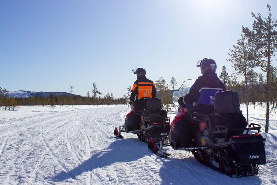 Levi: Snowmobile Safari to the Levi Nature - Hot berry juice and a welcome pause