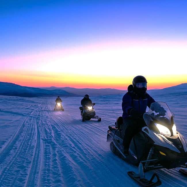 Levi: Twilight Snowmobile Safari & Stargazing Experience - Switching drivers at the quiet stop