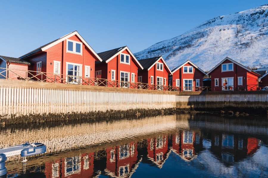 Lyngen: Snowmobile Safari with Lunch in seaside Restaurant - Returning to XLyngen for a warm finish