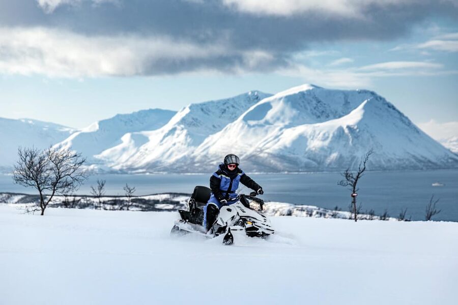 Lyngen: Snowmobile Safari with Lunch in seaside Restaurant - A 45-minute lunch at Restaurant Bøteriet