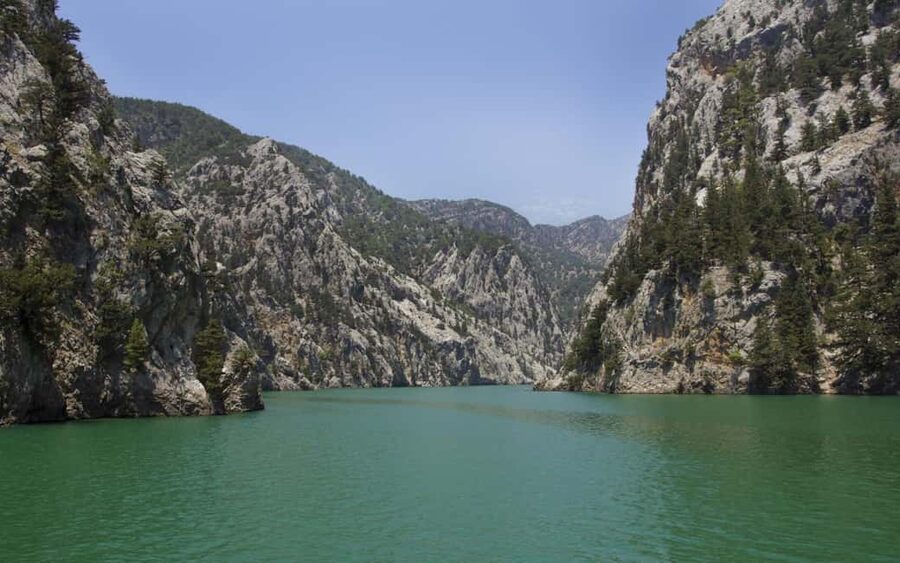 Magnificent Combo: Cabrio Safari and Green Canyon Boat Tour - A cultural pause at the mosque