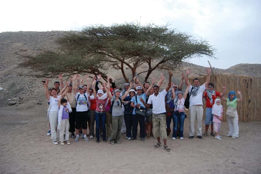 Makadi Bay: Jeep Safari Adventure with Bedouin guide - Sunset dinner and the evening show