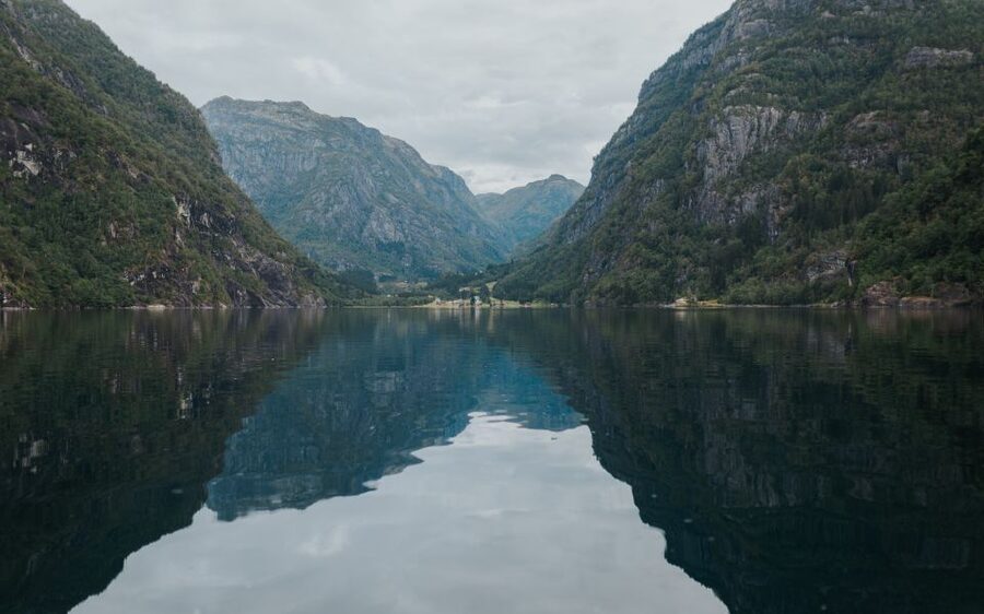 Øystese: Hardangerfjord RIB safari to the Fyksesund branch - Waterfalls, spray, and the best time for the ride