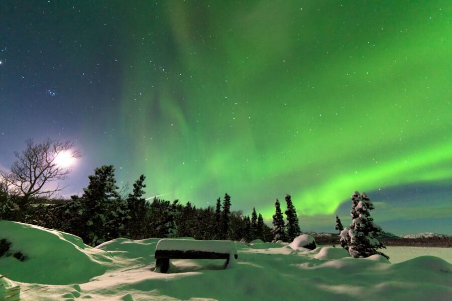 Rovaniemi: Aurora Borealis Snowmobile Safari with Campfire - The frozen lake and the Northern Lights stop
