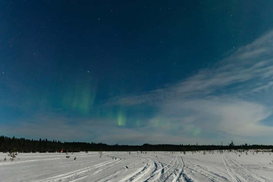 Rovaniemi: Northern Lights Family-Friendly Snowmobile Safari - The halfway stop: hot drinks in the dark