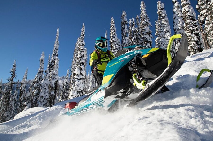 Rovaniemi: Snowmobile Safari Adventure - About one hour among snowy trees and frozen water