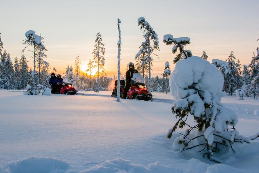 Rovaniemi: Snowmobile Safari to a Reindeer Farm - Snowmobile first, reindeer farm second