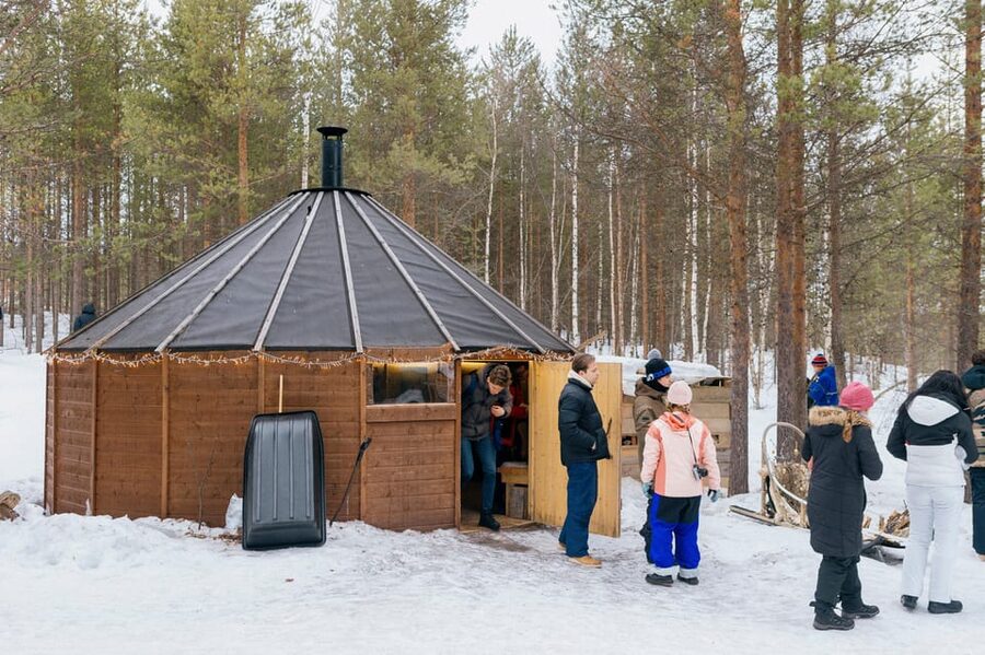 Saariselkä: 10KM Husky Safari with kennel visit - The Long Van Ride to Veskoniemi
