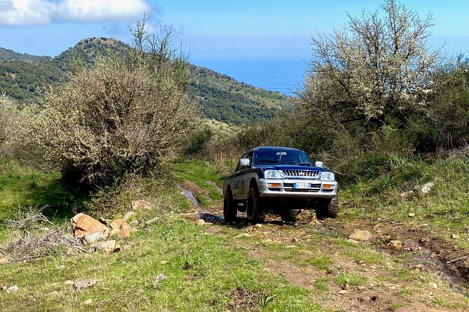 Safari Jeep Wild Adventure - The guide sets the tone