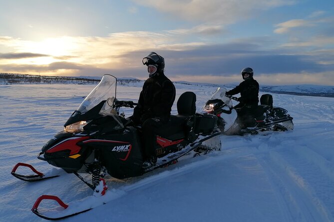 Snowmobile safari in the mountain plateau of Finnmarksvidda - A warm break in a Sami hut