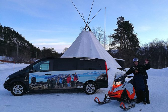 Snowmobile safari in the mountain plateau of Finnmarksvidda - Getting dressed for Arctic riding