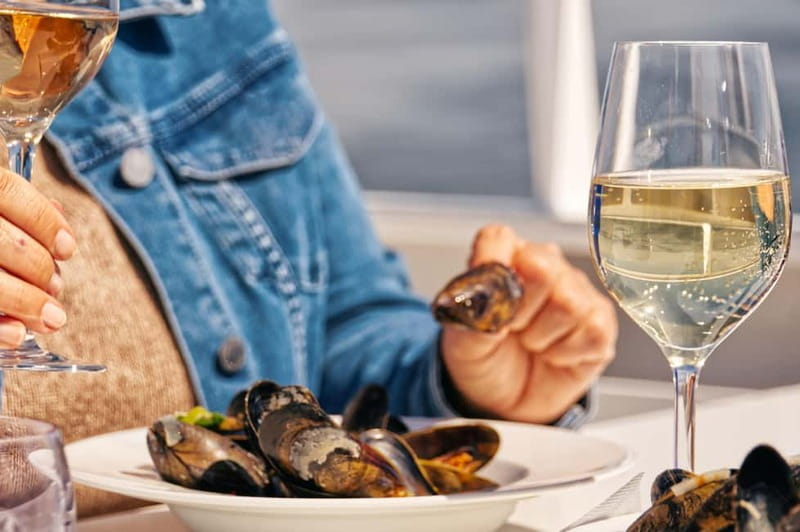 Sylt: Shell safari with boat | incl. Mussel tasting & 1 glass of wine - From Hörnum harbor to the mussel farms