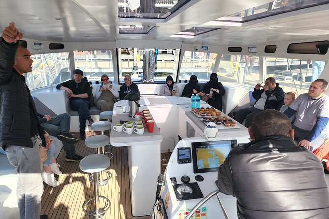 V&A Waterfront Marine Big 5 Ocean Safari - The guide’s commentary adds meaning to the search